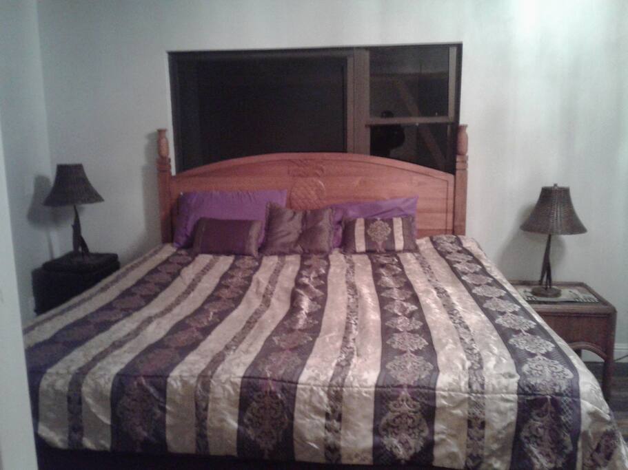 Spacious Master Bedroom with
King size bed and private lanai