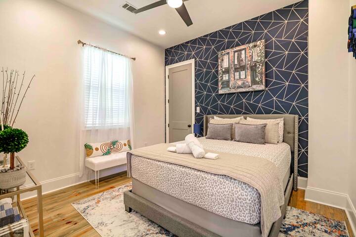 Walk to French Quarter from Modern home gallery image 4