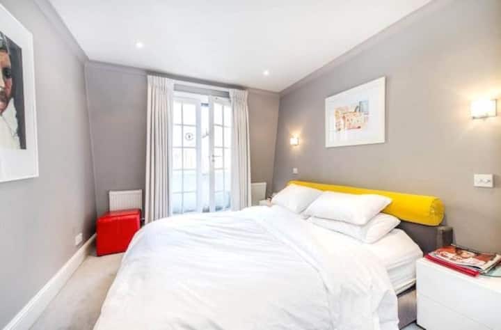 Chambre principale avec portes-fenêtres donnant sur le balcon