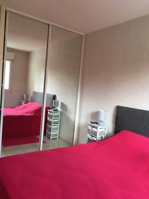 Chambre avec grande armoire vitrée
