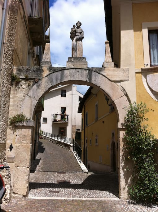 Uno degli archi d'ingresso al centro storico