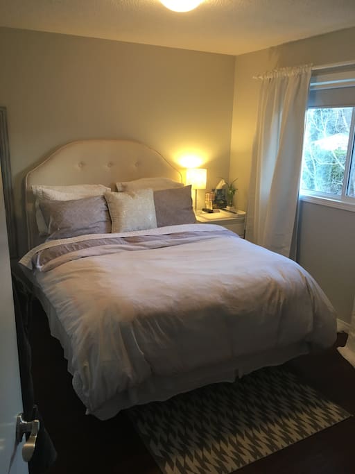 Very comfortable queen sized bed, with coverlet and duvet.