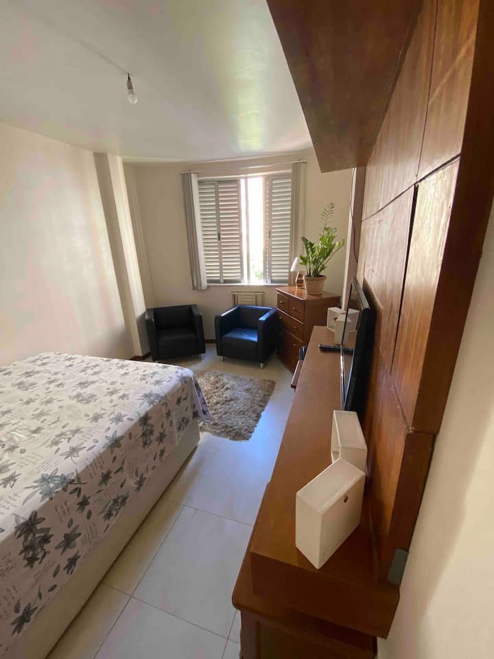 ¡Gran espacio! ¡Habitación con toda la infraestructura! ¡2 sillones para relajarse! ¡A 5 minutos de la playa! 