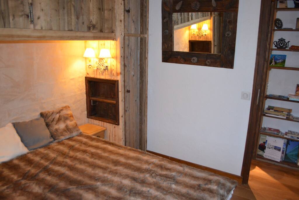 La chambre possède des placards
