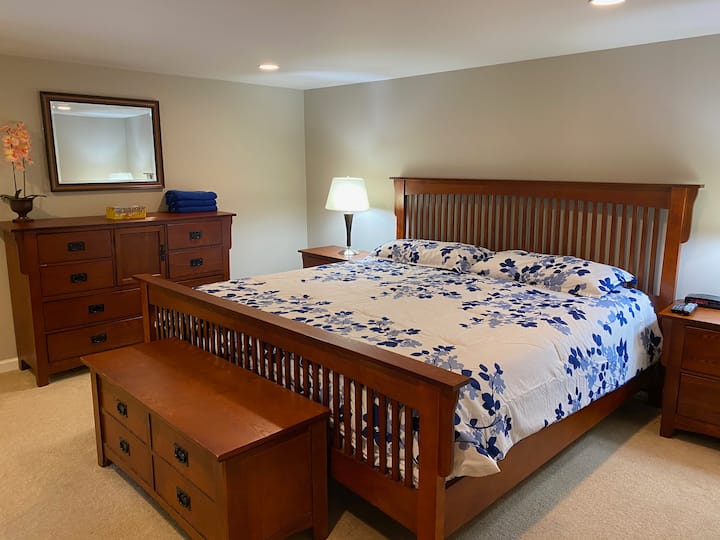 Komodinë dhe televizor në dhomën kryesore të gjumit