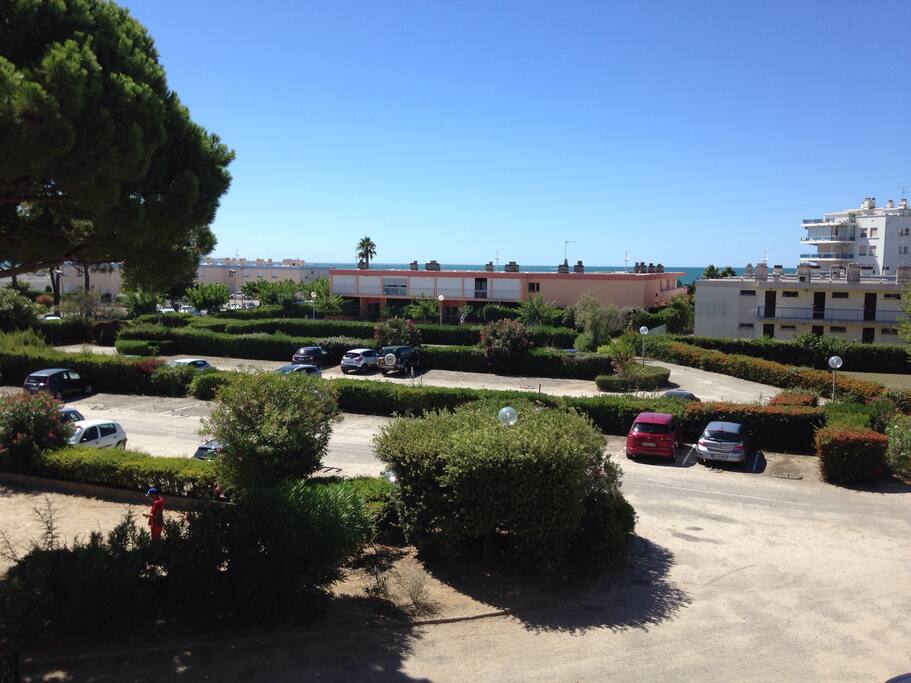 Vu de la loggia sur le parking sécurisé et la mer