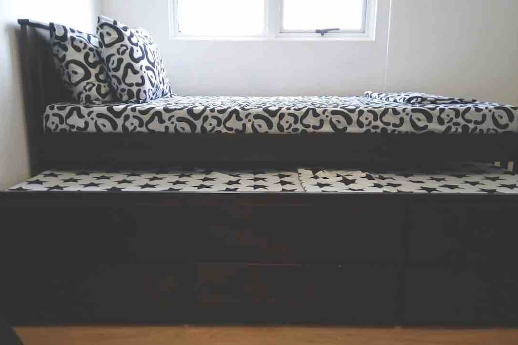Pull out bed for 2 person