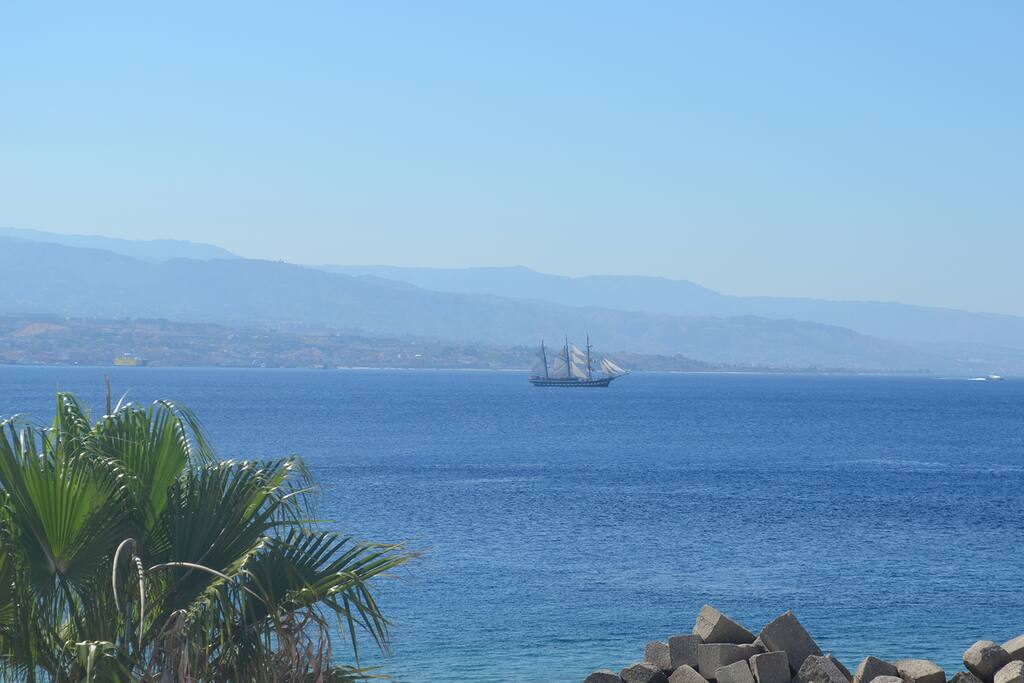 La prua della barca taglia in due il mare
ma il mare si riunisce e rimane sempre uguale
e tra un greco, un normanno, un bizantino
io son rimasto comunque siciliano.
(Lucio Dalla)