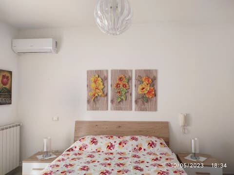 parking, heat pumps, 5 minutes from the beach