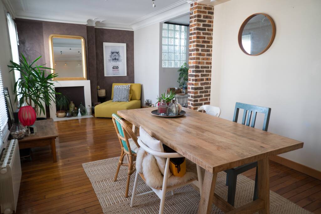 Salon avec une grande table