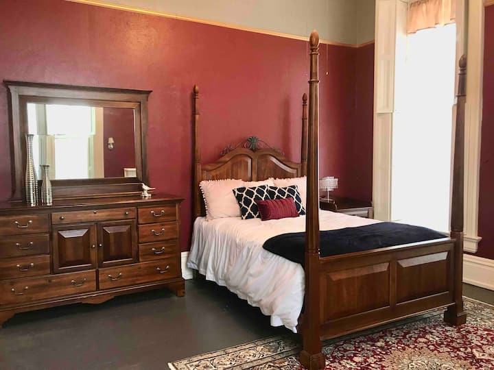 4 Blocks from Downtown, Historic Mansion Houses for Rent in Hannibal