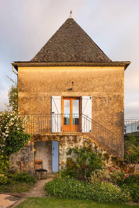 1st floor, self contained converted Pigeonnier
