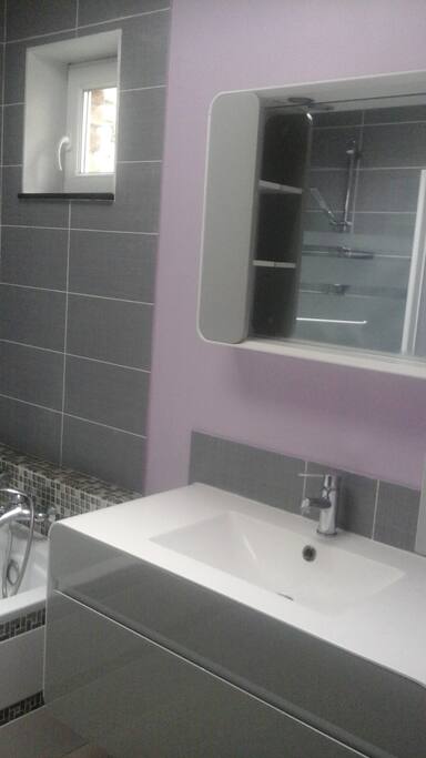 Salle de bain avec meuble vasque, miroir éclairant, baignoire avec possibilité douche, radiateur sèche-serviettes)