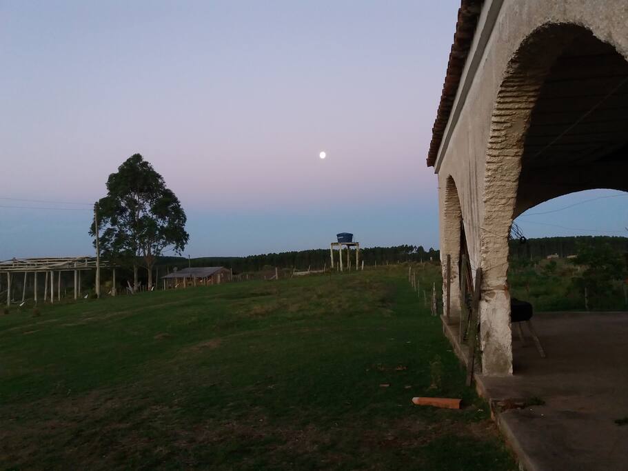 No primeiro plano é a casa que moramos e ao fundo a casa para os hóspedes