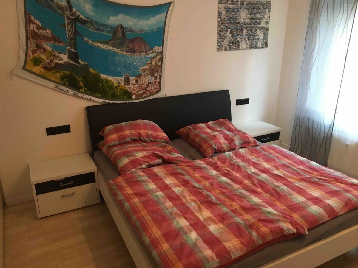 Საძინებელი ორადგილიანი საწოლით 