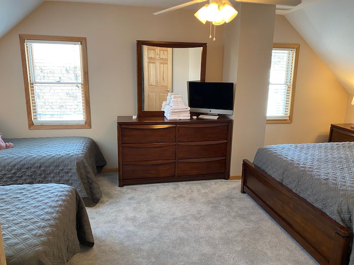 ห้องนอนที่ 2 มีเตียงคู่ 2 หลังที่เปลี่ยนเป็นเตียงขนาดคิงไซส์ได้ 1 หลัง เพียงขอเปลี่ยนเตียงขนาดคิงไซส์ 