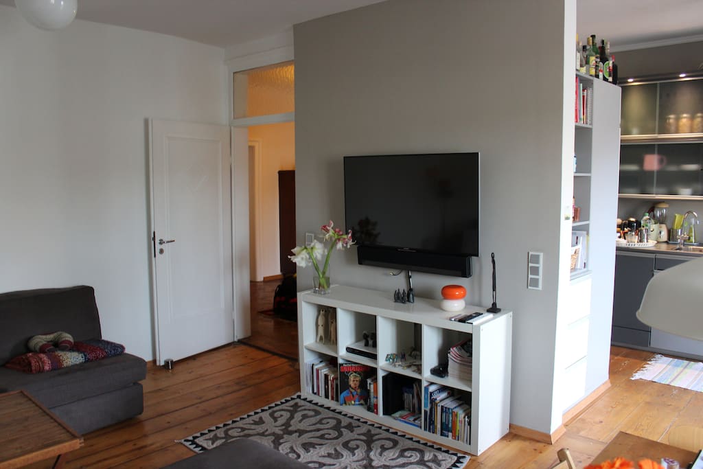 TV (incl. SKY TV) and music station (Sonos – in all rooms). // TV (incl. SKY TV) und Musikanlage (Sonos – in allen Räumen)