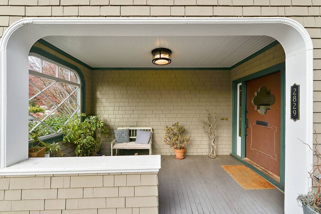 Entryway porch