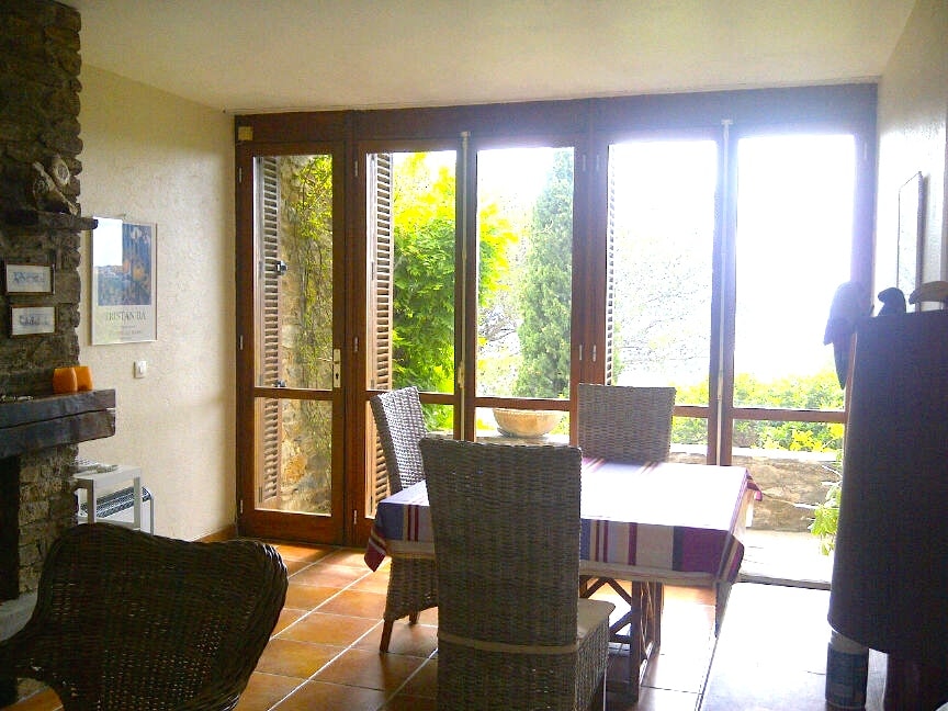 พื้นที่นั่งเล่นและลานระเบียง