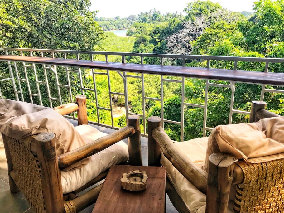 Private Balcony. Stare into the distance taking in mother nature at her finest, listen to the sound of the wind, read, relax or enjoy a sun downer.