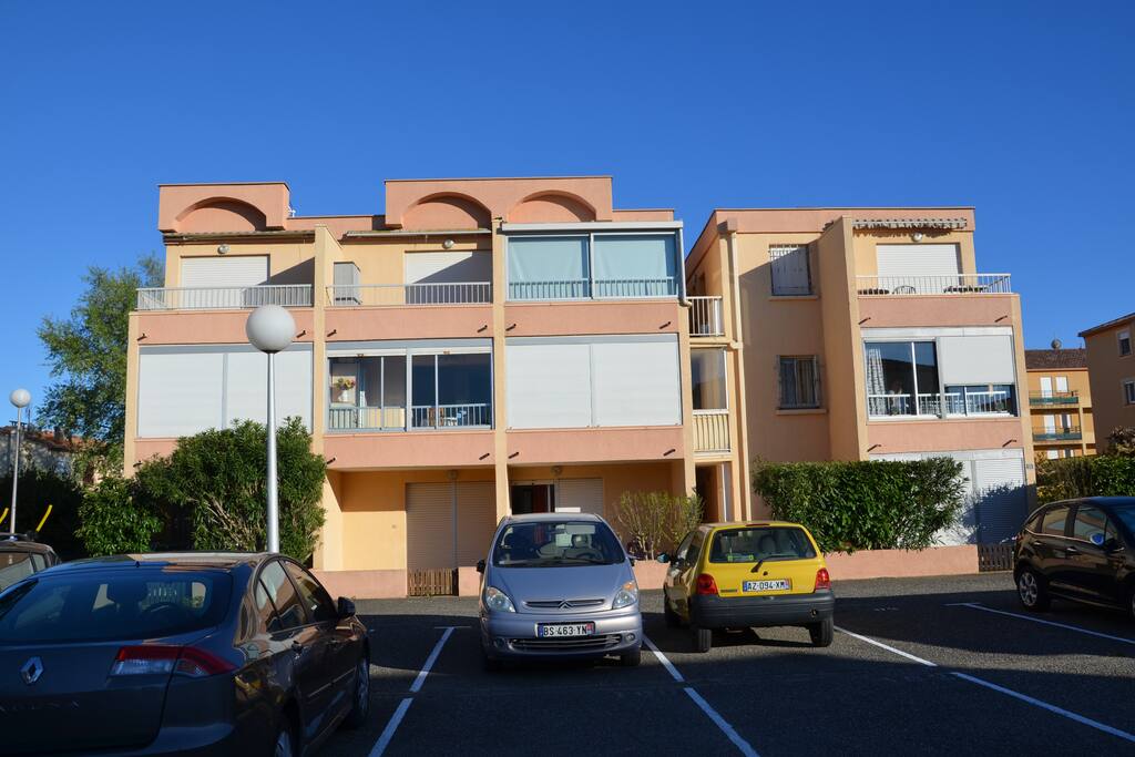 Résidence calme à 350m des plages, des restaurants et des commerces. Parking privé sécurisé.