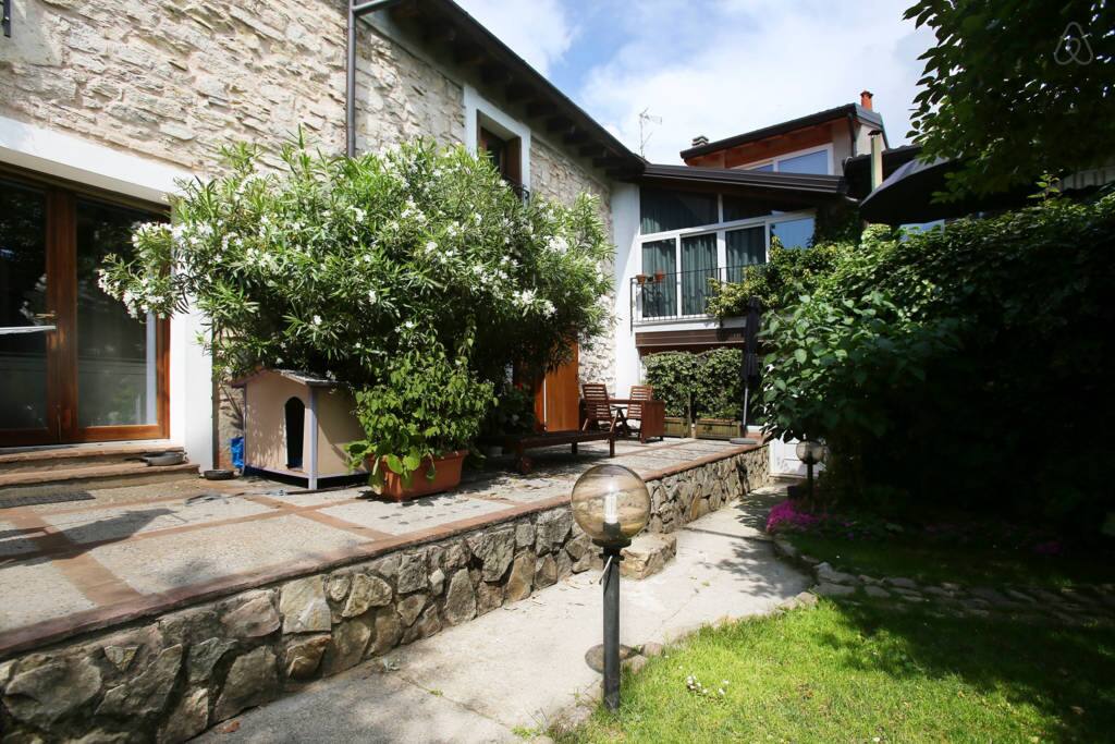 Vista della casa dal giardino