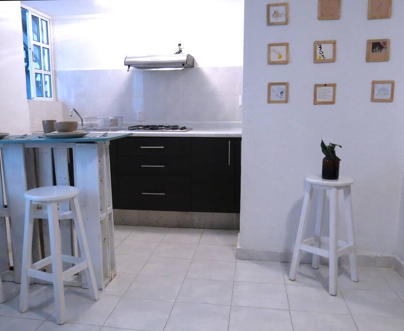 Little kitchen with basic cooking accesories and dinette.
Cocina pequeña con elementos básicos para cocinar y un desayunador