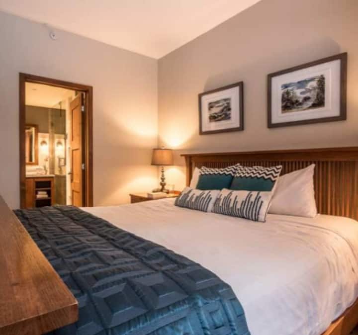 Dormitorio principal con cama tamaño king.