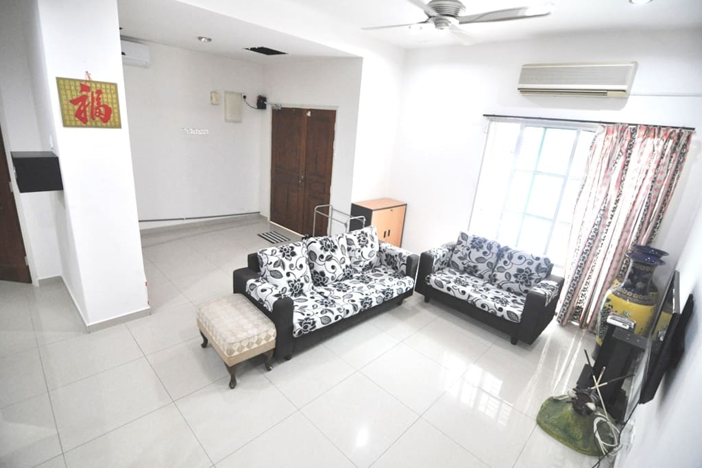 Spacious living hall with sofa bed, 32" LED TV with ASTRO NJOI, coffee table, Free WIFI. Air-conditioned 2hp and ceiling fan.