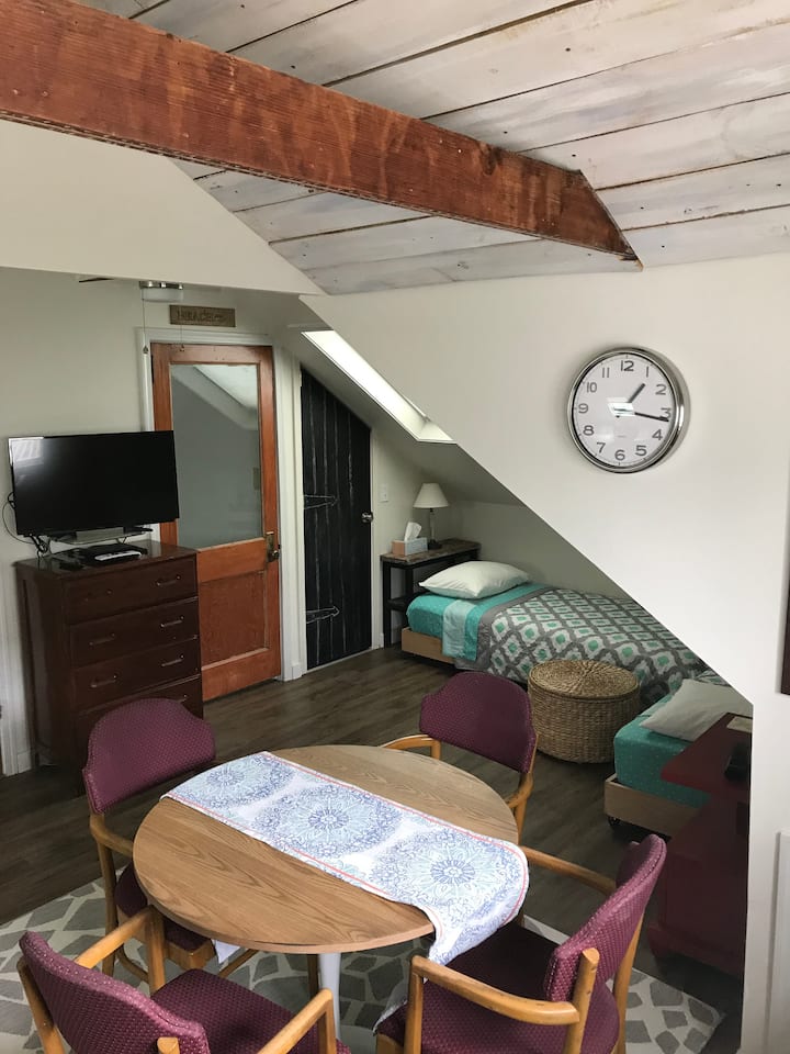Airy Ocnj Loft 1 Blk To Beach  |  Sleeps 5 - Ocean City, NJ