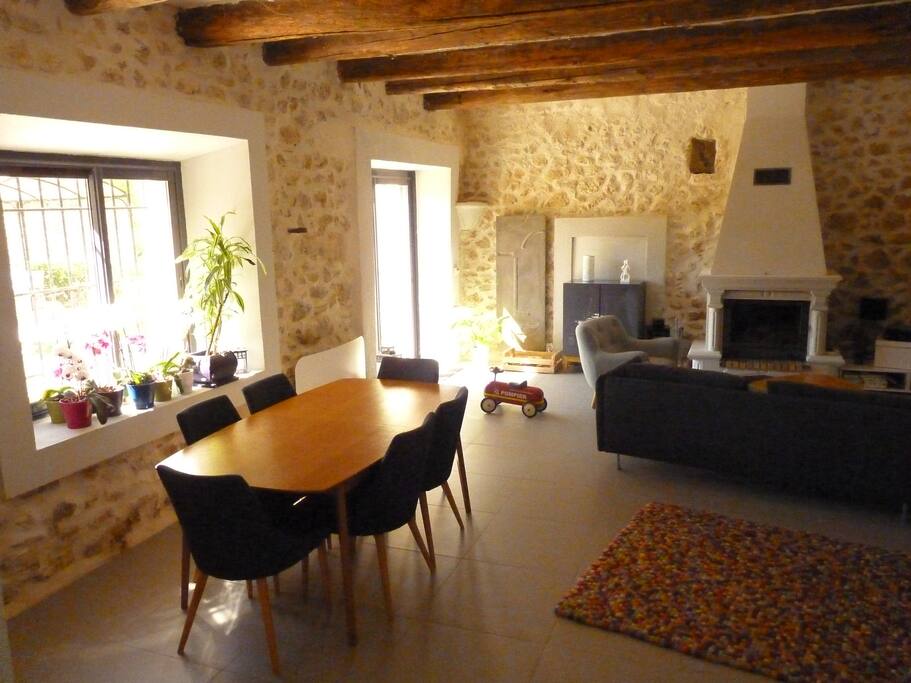 Spacieux salon de 40m² donnant sur le jardin