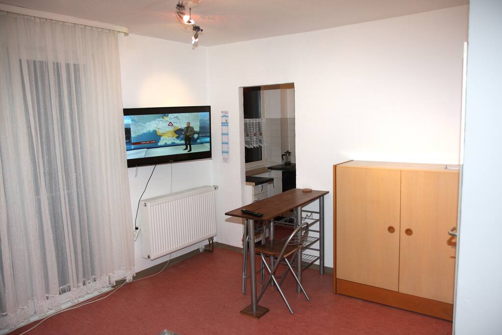 Fernseher, Durchgang zur Küche und Tisch