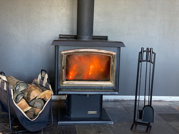 หยิบหนังสือและบรรยากาศสบายๆบนเตาดินเผาฟืน 