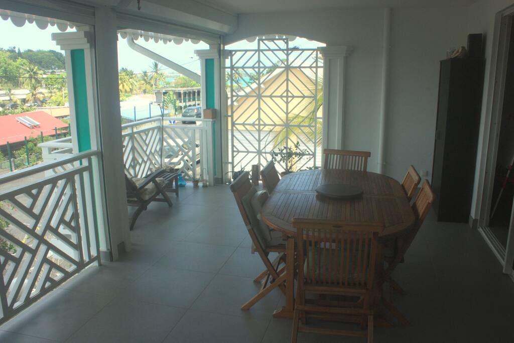 Terrasse bien ventilée avec petite vue mer