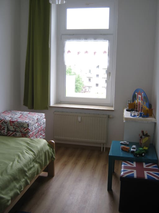 Einzelzimmer mit Kinderspielsachen