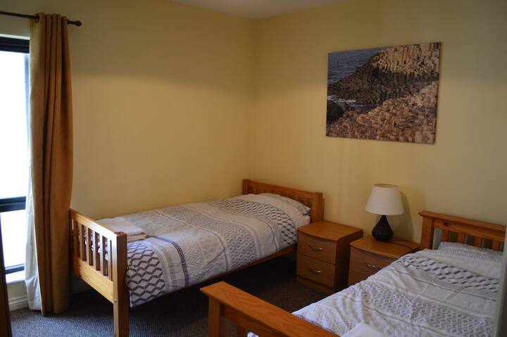 2张单人床，还有1张拉出式床。