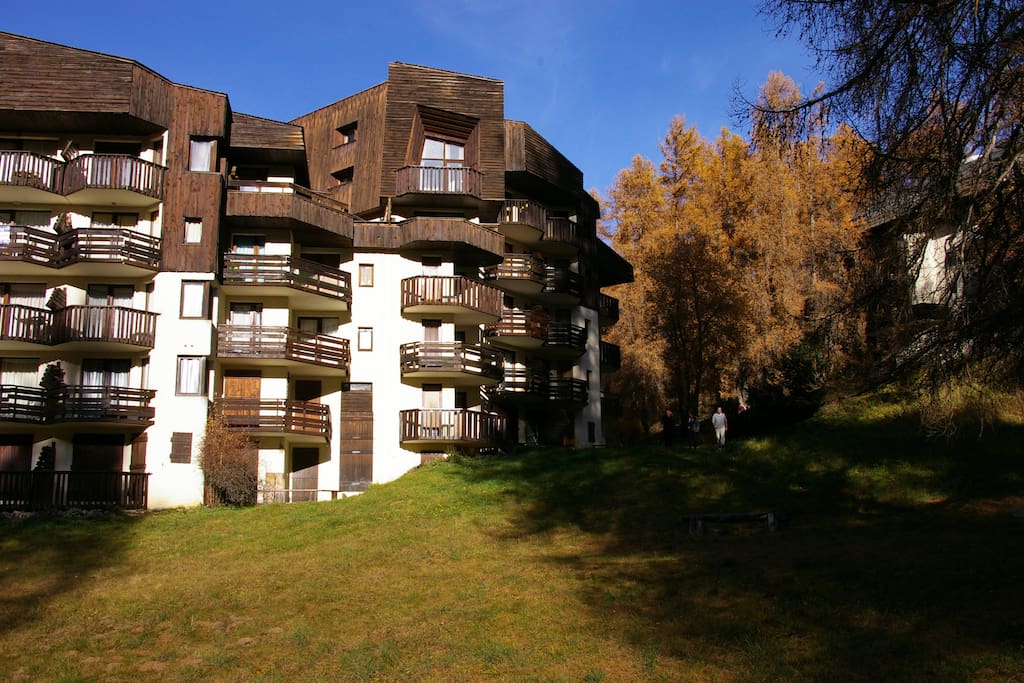 L'immeuble des Tavaillons, l'appartement est tout en haut, au centre, avec la grande baie vitrée
