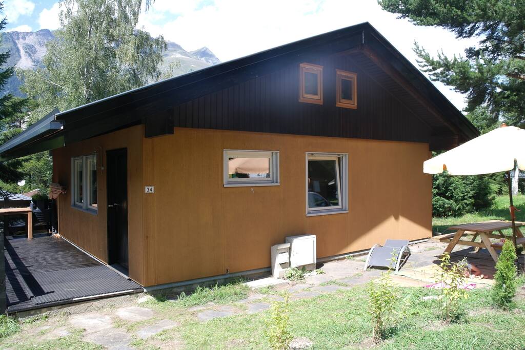 Chalet vanaf de weg gezien