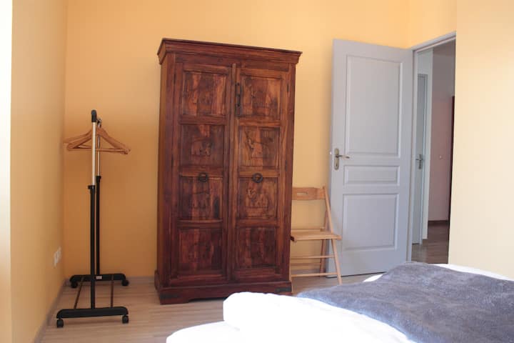 Habitación n°3 con 1 cama de 140 cm. Ventana en la fachada delantera.