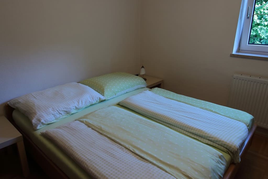 Das Doppelbett ist 160 cm breit und 200 cm lang.