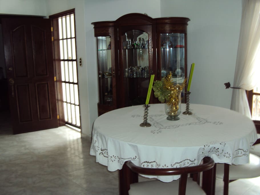 La entrada al apartamento con puerta y reja de seguridad