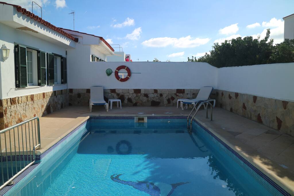 Private swimming pool in the villa. // Piscina privada en el chalet.
