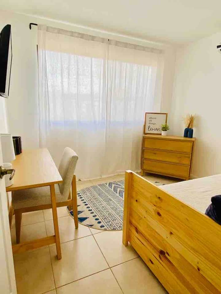 Habitacion secundaria. Una cama nido (dos camas individuales). La habitación cuenta con aire acondicionado, televisión  y espacio de trabajo.