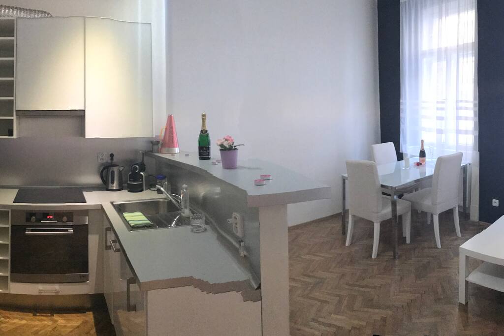 Kitchenb with studio