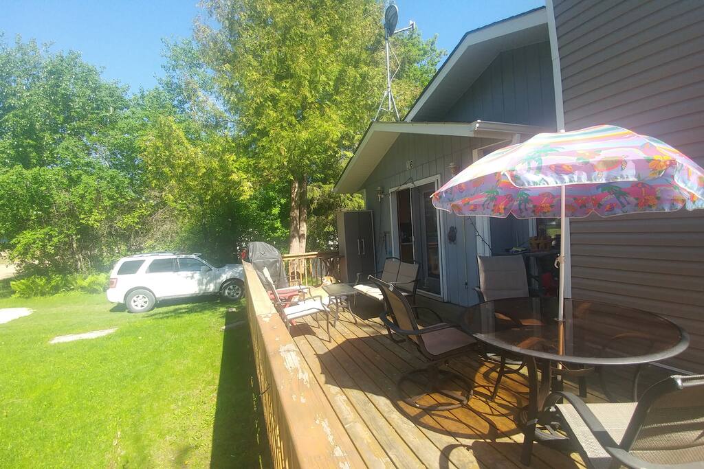 Sun all over the front deck in the later afternoon to sunset