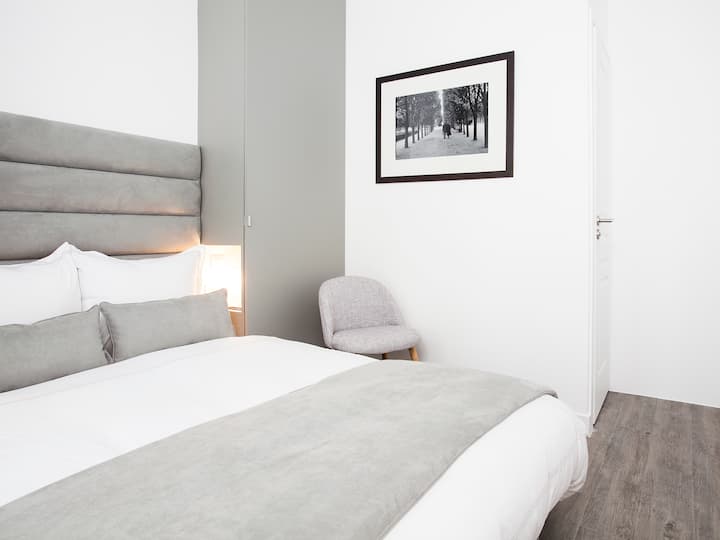 EN: Second bedroom with double bed and entonces bathroom and linen / FR: Segundo dormitorio con cama doble, baño contiguo y juegos de cama