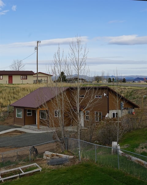 Unique Cottage, 2 bdrms, views! ~ 3 min to I-90