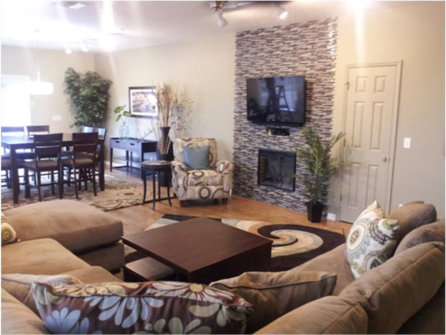 Captains Suite - Living Room and Dining