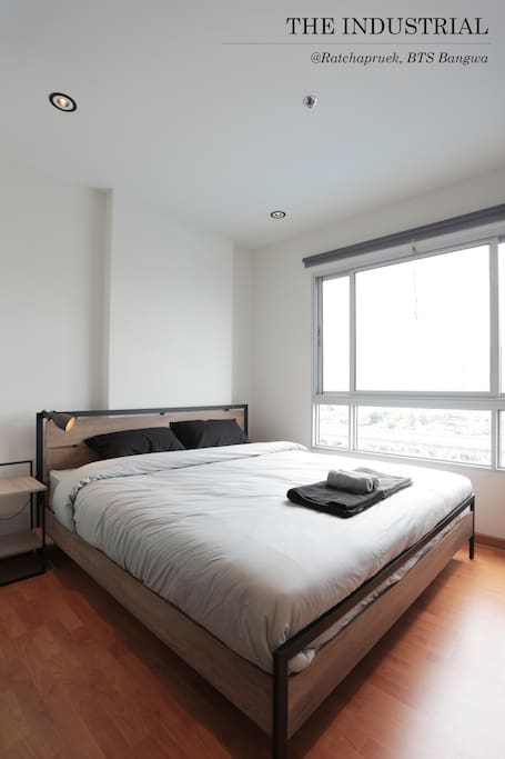 Find a king size bed in our spacious bedroom, where it is complimented with plenty of natural light and an awesome infinity pool and city view.