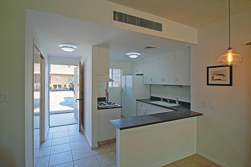 Full kitchen with breakfast bar
